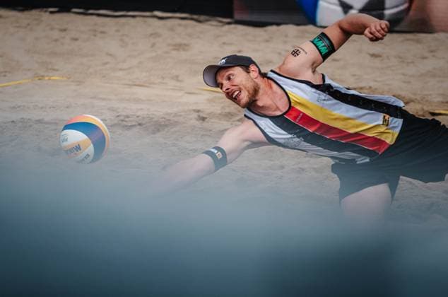 Beacholleyball Herren King & Queen of the Court Hamburg 24.05.2025 Nils Ehlers retten den Ball einhändig Hamburg Active City Arena Hamburg Deutschland