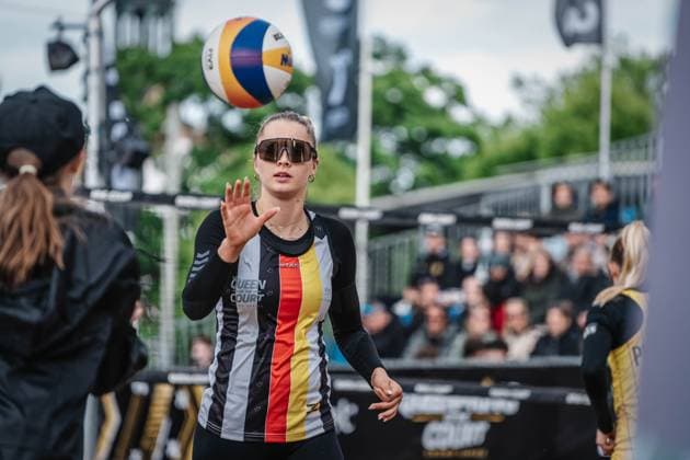 Beacholleyball Herren King & Queen of the Court Hamburg 24.05.2025 Anna-Chiara Reformat fängt einen Ball Hamburg Active City Arena Hamburg Deutschland