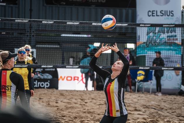 Beacholleyball Herren King & Queen of the Court Hamburg 24.05.2025 Anna-Chiara Reformat beim Zuspiel Hamburg Active City Arena Hamburg Deutschland