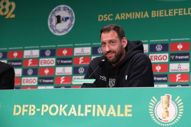 Sport Themen der Woche KW21 Sport Bilder des Tages 24.05.2025, xtgx, Fussball DFB Pokal Finale 2025, Arminia Bielefeld - VfB Stuttgart v.l. Trainer Coach Mitch Kniat (Arminia Bielefeld) (DFL DFB REGULATIONS PROHIBIT ANY USE OF PHOTOGRAPHS as IMAGE SEQUENCES and or QUASI-VIDEO) Berlin *** 24 05 2025, xtgx, Fußball DFB Pokal Finale 2025, Arminia Bielefeld VfB Stuttgart v l Trainer Coach Mitch Kniat Arminia Bielefeld DFL DFB REGULATIONS PROHIBIT ANY USE OF PHOTOGRAPHS as IMAGE SEQUENCES and or QUASI VIDEO Berlin
