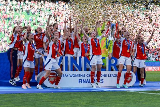2025-05-24 FC Barcelona, Barca v Arsenal WFC - UEFA Women s Champions League Final LISBON, PORTUGAL - MAY 24: Daphne van Domselaar of Arsenal WFC, Emily Fox of Arsenal WFC, Leah Williamson of Arsenal WFC, Steph Catley of Arsenal WFC, Mariona Caldentey of Arsenal WFC, Kim Little of Arsenal WFC, Katie McCabe of Arsenal WFC, Frida Maanum of Arsenal WFC, Chloe Kelly of Arsenal WFC, Caitlin Foord of Arsenal WFC, Alessia Russo of Arsenal WFC, Manuela Zinsberger of Arsenal WFC, Naomi Williams of Arsenal WFC, Lotte Wubben-Moy of Arsenal WFC, Laia Codina of Arsenal WFC, Beth Mead of Arsenal WFC, Lia Wälti of Arsenal WFC, Lina Hurtig of Arsenal WFC, Victoria Pelova of Arsenal WFC, Jenna Nighswonger of Arsenal WFC, Stina Blackstenius of Arsenal WFC, Amanda Ilestedt of Arsenal WFC, Kyra Cooney-Cross of Arsenal WFC celebrate winning the UEFA Women s Champions League Final match between FC Barcelona and Arsenal WFC at Estadio Jose Alvalade on May 24, 2025 in Lisbon, Portugal. (Photo by Leiting Gao BSR Agency) Lisbon Portugal Content not available for redistribution in The Netherlands directly or indirectly through any third parties. Copyright: xBSRxAgencyx
