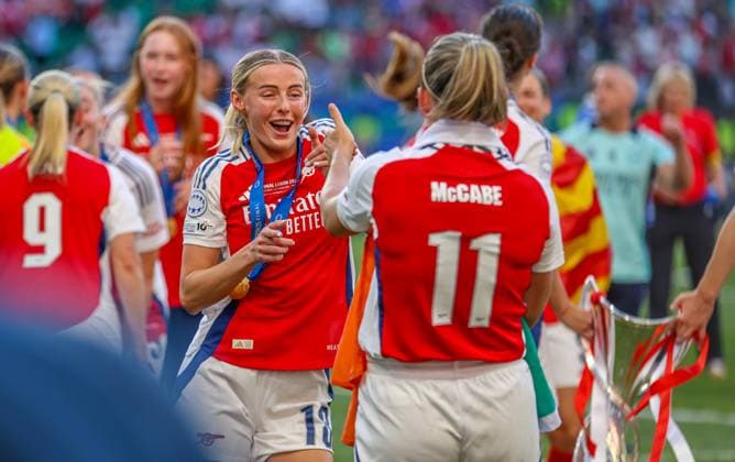 POR, Lissabon, Arsenal London vs FC Barcelona, Barca Women s Champions League, Fussball, UEFA, Spielzeit 2024 2025, Estadio Josà Alvalade, Finale, im Bild: Arsenal London gewinnt den UEFA-Champions-League-Pokal der Frauen DFB DFL REGULATIONS PROHIBIT ANY USE OF PHOTOGRAPHS AS IMAGE SEQUENCES AND OR QUASI-VIDEO, 24.05.2025, Copyright: HMBxMedia HendrikxHamelau