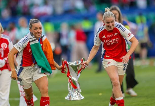 POR, Lissabon, Arsenal London vs FC Barcelona, Barca Women s Champions League, Fussball, UEFA, Spielzeit 2024 2025, Estadio Josà Alvalade, Finale, im Bild: Arsenal London gewinnt den UEFA-Champions-League-Pokal der Frauen, Arsenal wins the UEFA Champions League, Katie McCabe (Arsenal London 11), Stina Blackstenius (Arsenal London 25) DFB DFL REGULATIONS PROHIBIT ANY USE OF PHOTOGRAPHS AS IMAGE SEQUENCES AND OR QUASI-VIDEO, 24.05.2025, Copyright: HMBxMedia HendrikxHamelau