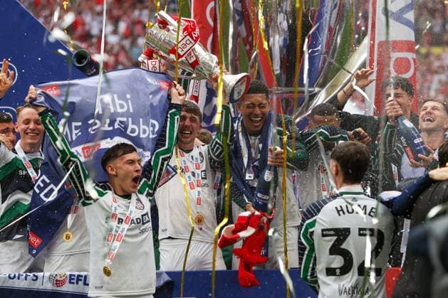 Sport Themen der Woche KW21 Sport Bilder des Tages Players and coaching staff of Sunderland celebrate as they lift the Sky Bet Championship Play-Off trophy Sheffield United v Sunderland A.F.C, Football, Sky Bet Championship Play-Off Final, Wembley Stadium, London, UK - 24 05 25 EDITORIAL USE ONLY No use with unauthorised audio, video, data, fixture lists (outside the EU), club league logos or live services. Online in-match use limited to 45 images (+15 in extra time). No use to emulate moving images. No use in betting, games or  Copyright: xAnthonyxHanc Shutterstockx 15317882gg