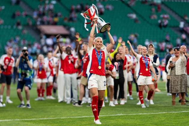 250524 Stina Blackstenius of Arsenal celebrates with the trophy after the UEFA Women s Champions League final match between Arsenal and Barcelona on May 24, 2025 in Lisbon. Photo: Vegard Grott BILDBYRAN kod VG VG0752 bbeng champions league finale finalen final mesterligaen dam football fotball fotboll soccer fcb barcelona arsenal final 2025 jubel Copyright: VEGARDxGRoTT BB250524VG075