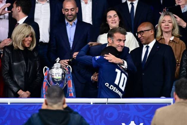 Sport Themen der Woche KW21 Sport Bilder des Tages FOOTBALL : PSG vs Reims - Finale Coupe de France - 24 05 2025 Emmanuel Macron ( French president ) and Ousmane DEMBELE ( 10 - PSG ) during the French Cup Final match between Paris Saint Germain and Stade de Reims at Stade de France on May 24 , 2025 in Saint Denis, France. ( Photo by Dante Badano PsnewZ ) - Saint DenisFrance  Copyright: xx