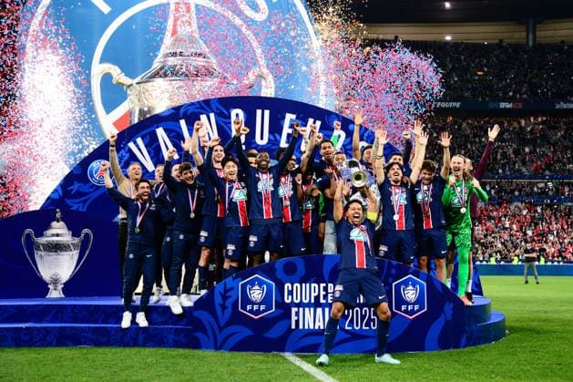 Sport Themen der Woche KW21 Sport Bilder des Tages FOOTBALL : PSG vs Reims - Finale Coupe de France - 24 05 2025 PSG players celebrate their side s victory on podium after the French Cup Final match between Paris Saint Germain and Stade de Reims at Stade de France on May 24 , 2025 in Saint Denis, France. ( Photo by Dante Badano PsnewZ ) - Saint DenisFrance  Copyright: xx