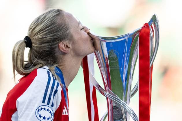 Sport Bilder des Tages 250524 Amanda Ilestedt of Arsenal celebrates with the trophy after the UEFA Women s Champions League final match between Arsenal and Barcelona on May 24, 2025 in Lisbon. Photo: Vegard Grott BILDBYRAN kod VG VG0752 bbeng champions league finale finalen final mesterligaen dam football fotball fotboll soccer fcb barcelona arsenal final 2025 jubel Copyright: VEGARDxGRoTT BB250524VG073