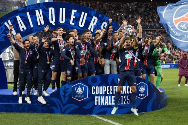 French Cup final football match Alexis Sciard IP3; Saint Denis, France, May 24, 2025 - Paris Saint Germain s Brazilian defender 05 Marquinhos raises the trophy as he celebrates with teammates after winning French Cup final football match between Paris Saint Germain (PSG) and Stade de Reims at the Stade de France.  Copyright: xIP3xPRESS MAXPPPxAlexisxSciardx IP3ASCI25052455 IP3ASCI25052455