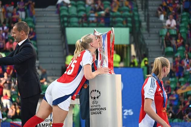 Stina Blackstenius (Arsenal) kisses the cup, her goal was decisive for the victory during Final - Arsenal Women FC vs FC Barcelona, Barca UEFA Champions League Women football match in Lisboa, Portugal, May 24 2025  Copyright: xPasqualexGolia IPAxSportx xipa-agency.netx xx IPA_58192657 IPA_Agency_IPA58192657