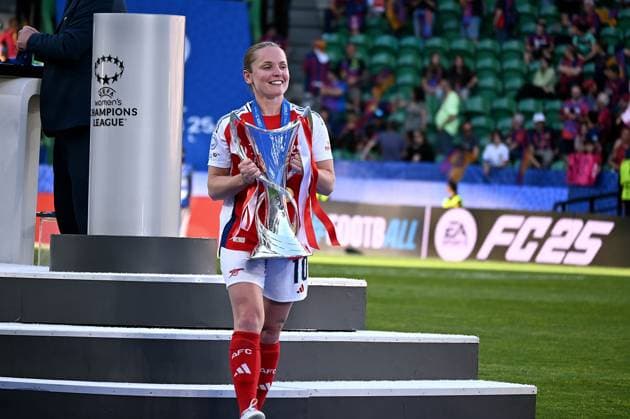Kim Little (Arsenal Capitain) with the Trophy during Final - Arsenal Women FC vs FC Barcelona, Barca UEFA Champions League Women football match in Lisboa, Portugal, May 24 2025  Copyright: xPasqualexGolia IPAxSportx xipa-agency.netx xx IPA_58202844 IPA_Agency_IPA58202844