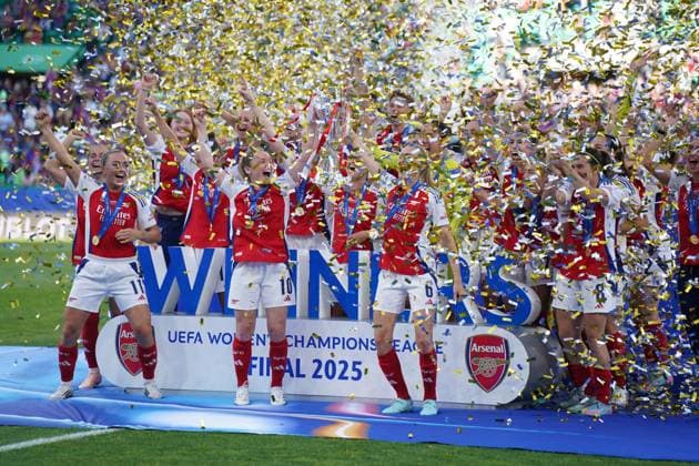 2025 UEFA Women s Champions League Final: Arsenal WFC vs. FC Barcelona, Barca Femeni Arsenal WFC lift the trophy, as they are crowned winners of the 2025 UEFA Women s Champions League Final: Arsenal WFC vs. FC Barcelona Femeni on 24 May 2025, at Jose Alvalade Stadium, in Lisbon, Portugal Copyright: xAlexandraxFechetex DSC05012