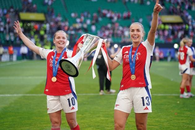 2025 UEFA Women s Champions League Final: Arsenal WFC vs. FC Barcelona, Barca Femeni Kim Little of Arsenal WFC and Lia Walti of Arsenal WFC celebrate, as they are crowned winners of the 2025 UEFA Women s Champions League Final: Arsenal WFC vs. FC Barcelona Femeni on 24 May 2025, at Jose Alvalade Stadium, in Lisbon, Portugal Copyright: xAlexandraxFechetex DSC05402