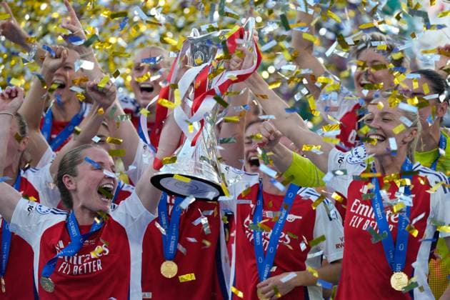 2025 UEFA Women s Champions League Final: Arsenal WFC vs. FC Barcelona, Barca Femeni Arsenal WFC lift the trophy, as they are crowned winners of the 2025 UEFA Women s Champions League Final: Arsenal WFC vs. FC Barcelona Femeni on 24 May 2025, at Jose Alvalade Stadium, in Lisbon, Portugal Copyright: xAlexandraxFechetex _ADR6056