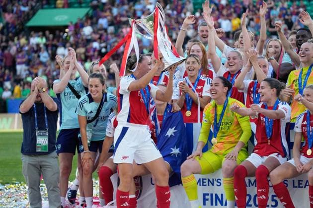 2025 UEFA Women s Champions League Final: Arsenal WFC vs. FC Barcelona, Barca Femeni Arsenal WFC lift the trophy, as they are crowned winners of the 2025 UEFA Women s Champions League Final: Arsenal WFC vs. FC Barcelona Femeni on 24 May 2025, at Jose Alvalade Stadium, in Lisbon, Portugal Copyright: xAlexandraxFechetex _ADR6315