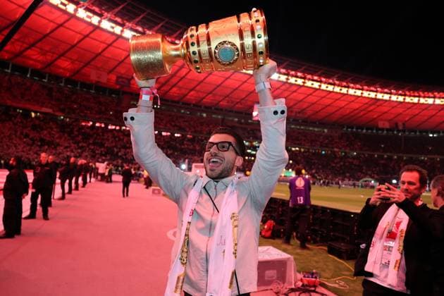 24.05.25 DFB-Pokal Finale 2025 DSC Arminia Bielefeld - VfB Stuttgart Deutschland, Berlin, 24.05.2025, Fussball, DFB-Pokal Finale 2025 Berlin, DSC Arminia Bielefeld - VfB Stuttgart: Leonidas Stergiou (VfB Stuttgart) mit dem DFB-Pokal Trophäe.