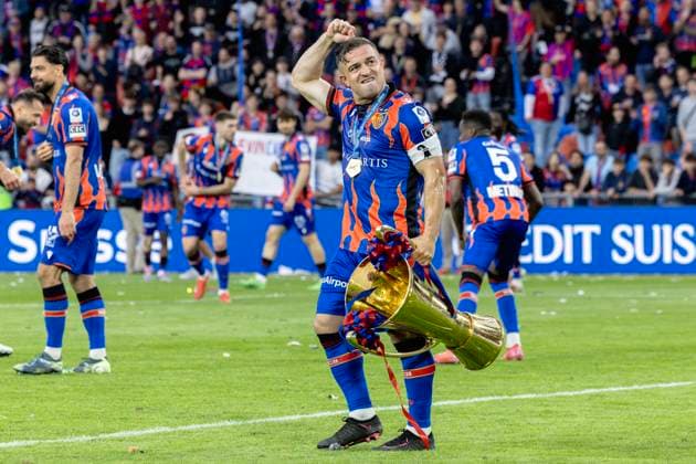 Sport Themen der Woche KW21 Sport Bilder des Tages Basel, Switzerland, May 24st 2025: The player of FC Basel 1893 Xherdan Shaqiri (10 Basel) celebrate after the trophy presentation with the fans after the end of the Super League football match between FC Basel 1893 and FC Luzern at St. Jakob-Park in Basel, Switzerland. Philipp Kresnik (Philipp Kresnik Kresnikphotographie SPP)  Copyright: xPhilippxKresnikx xKresnikphotographiex xSPPx spp-en-PhKrKrSp-_KRE2077-Verbessert-RR