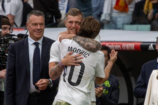 Sport Themen der Woche KW21 Sport Bilder des Tages May 24, 2025, Madrid, Spain: Former Real Madrid player Tony Kroos hugs Luca Modric during the La Liga EA Sports match between Real Madrid and Real Sociedad at the Santiago BernabÃ u Stadium. Final score: Real Madrid 2:0 Real Sociedad. Madrid Spain - ZUMAs197 20250524_aaa_s197_375 Copyright: xDavidxCanalesx