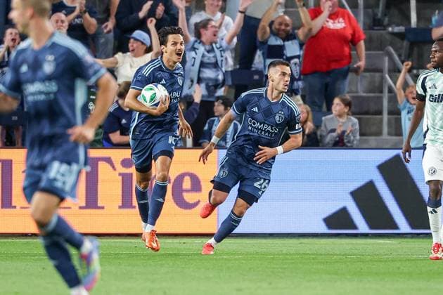 MLS, Fussball Herren, USA 2025: New England Revolution Vs Sporting KC MAY 24 May 24, 2025: Sporting Kansas City forward Daniel Salloi (10) reacts to his second half goal alongside midfielder Erik Thommy (26) against the New England Revolution at Childrens Mercy Park in Kansas City, KS. David Smith CSM (Credit Image: Â David Smith Cal Media) Kansas City Ks United States of America EDITORIAL USE ONLY Copyright: xx ZUMA-20250524_zma_c04_415.jpg DavidxSmithx csmphotothree386034