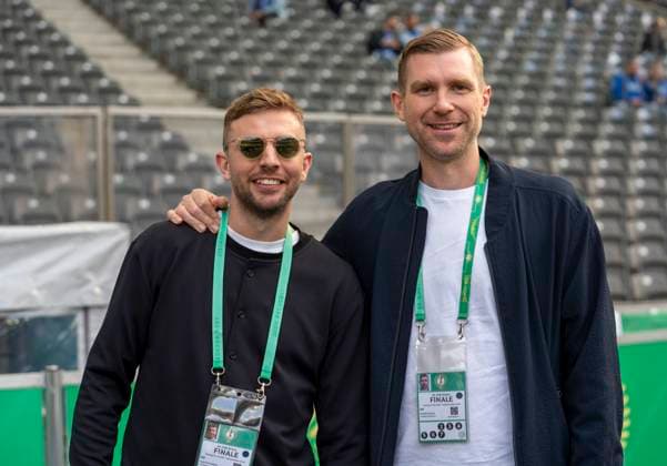 Christoph Kramer und Per Mertesacker (re.) DSC Arminia Bielefeld - VfB Stuttgart, 24.05.2025 Fussball, DFB Pokalfinale 2025, Olympiastadion, Berlin Wichtiger Hinweis: Gemäß den Vorgaben der DFL Deutsche Fussball Liga bzw. des DFB Deutscher Fussball-Bund ist es untersagt, in dem Stadion und oder vom Spiel angefertigte Fotoaufnahmen in Form von Sequenzbildern und oder videoähnlichen Fotostrecken zu verwerten bzw. verwerten zu lassen. *** Christoph Kramer and Per Mertesacker re DSC Arminia Bielefeld VfB Stuttgart, 24 05 2025 Football, DFB Cup Final 2025, Olympiastadion, Berlin Important note According to the regulations of the DFL German Football League and the DFB German Football Association, it is prohibited to use or have used photographs taken in the stadium and or of the match in the form of sequential images and or video-like photo series Copyright: HMBxMedia xMarcoxBader