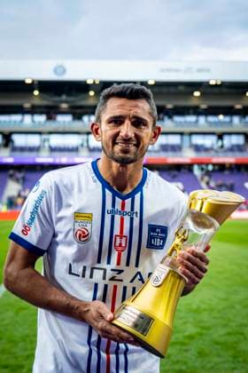 SOCCER - BL, A.Wien vs Linz VIENNA,AUSTRIA,24.MAY.25 - SOCCER - ADMIRAL Bundesliga, championship group, FK Austria Wien vs FC Blau Weiss Linz. Image shows the rejoicing of Ronivaldo Bernado Sales (Linz) with the trophy after being named goal getter of the year. Keyword: Torschuetzenkoenig  GEPAxpictures xKevinxHackner