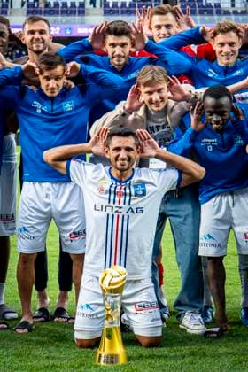 SOCCER - BL, A.Wien vs Linz VIENNA,AUSTRIA,24.MAY.25 - SOCCER - ADMIRAL Bundesliga, championship group, FK Austria Wien vs FC Blau Weiss Linz. Image shows the rejoicing of Ronivaldo Bernado Sales (Linz) being named goal getter of the year with his teammates posing for a group picture. Keyword: Torschuetzenkoenig.  GEPAxpictures xKevinxHackner