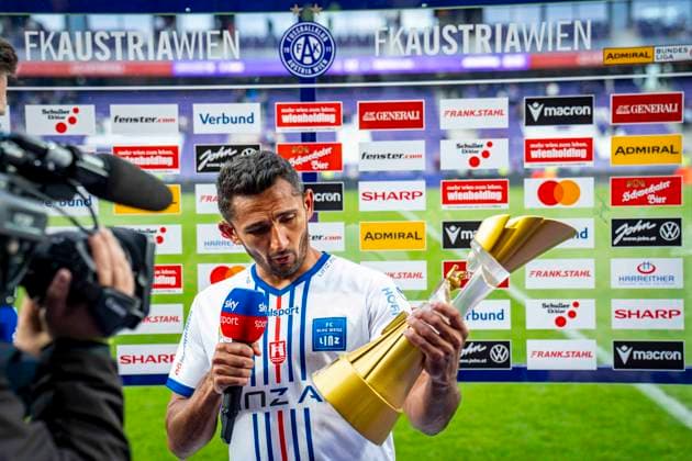 SOCCER - BL, A.Wien vs Linz VIENNA,AUSTRIA,24.MAY.25 - SOCCER - ADMIRAL Bundesliga, championship group, FK Austria Wien vs FC Blau Weiss Linz. Image shows Ronivaldo Bernado Sales (Linz) during a sky interview with the trophy for goal getter of the year. Keyword: Torschuetzenkoenig  GEPAxpictures xKevinxHackner