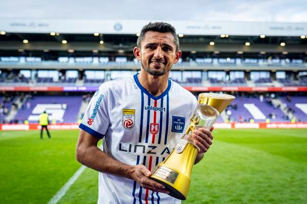 SOCCER - BL, A.Wien vs Linz VIENNA,AUSTRIA,24.MAY.25 - SOCCER - ADMIRAL Bundesliga, championship group, FK Austria Wien vs FC Blau Weiss Linz. Image shows the rejoicing of Ronivaldo Bernado Sales (Linz) with the trophy after being named goal getter of the year. Keyword: Torschuetzenkoenig  GEPAxpictures xKevinxHackner