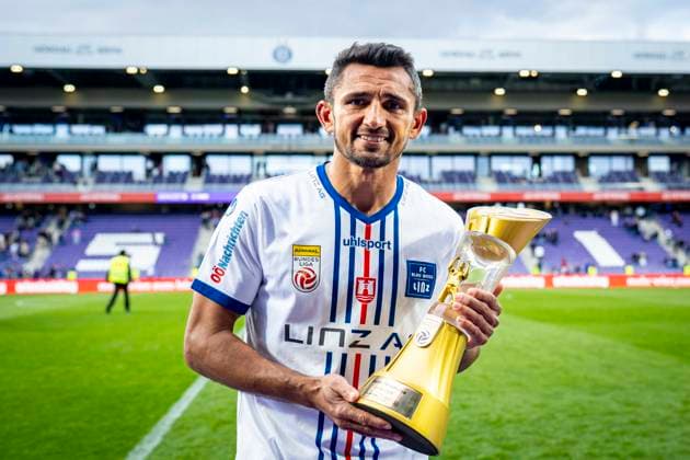 SOCCER - BL, A.Wien vs Linz VIENNA,AUSTRIA,24.MAY.25 - SOCCER - ADMIRAL Bundesliga, championship group, FK Austria Wien vs FC Blau Weiss Linz. Image shows the rejoicing of Ronivaldo Bernado Sales (Linz) with the trophy after being named goal getter of the year. Keyword: Torschuetzenkoenig  GEPAxpictures xKevinxHackner