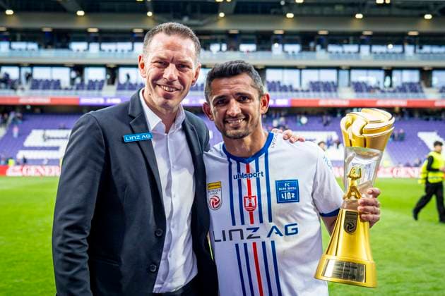 SOCCER - BL, A.Wien vs Linz VIENNA,AUSTRIA,24.MAY.25 - SOCCER - ADMIRAL Bundesliga, championship group, FK Austria Wien vs FC Blau Weiss Linz. Image shows the rejoicing of managing director Christoph Peschek and Ronivaldo Bernado Sales (Linz) with the trophy after being named goal getter of the year. Keyword: Torschuetzenkoenig  GEPAxpictures xKevinxHackner