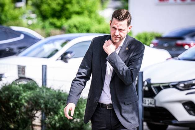 Neu Ulm, Deutschland, 24.05.25: Sportdirektor Thorsten Leibenath Schaut waehrend des Basketball Bundesliga Playoffs Spiel 3 Spiels zwischen ratiopharm ulm vs ALBA Berlin in der ratiopharm Arena am 24. Mai 2025 in Neu Ulm, Deutschland. (Foto von Harry Langer DeFodi Images) ratiopharm Arena, Germany, 24.05.25: Sportdirektor Thorsten Leibenath Looks on during the Basketball Bundesliga Playoffs Spiel 3 match between ratiopharm ulm vs ALBA Berlin at Neu Ulm on May 24, 2025 in ratiopharm Arena, Germany. (Photo by Harry Langer DeFodi Images) (Photo by Harry Langer DeFodi Images) *** Neu Ulm, Germany, 24 05 25 Sports Director Thorsten Leibenath Looks on during the Basketball Bundesliga Playoffs Game 3 match between ratiopharm ulm vs ALBA Berlin at ratiopharm Arena on May 24 2025 in Neu Ulm, Germany Photo by Harry Langer DeFodi Images ratiopharm Arena, Germany, 24 05 25 Sports Director Thorsten Leibenath Looks on during the Basketball Bundesliga Playoffs Game 3 match between ratiopharm ulm vs ALBA Berlin at Neu Ulm on May 24, 2025 in ratiopharm Arena, Germany Photo by Harry Langer DeFodi Images Photo by Harry Langer DeFodi Images
