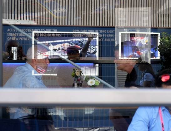 Formel 1 Grand Prix Monaco 2025 25.05.2025, Circuit de Monaco, Monte Carlo, Formel 1 Grand Prix Monaco 2025 ,im Bild Mick Doohan, Vater von Jack Doohan im Gespräch mit Teamchef Graeme Lowdon (Cadillac-Formel-1-Team)