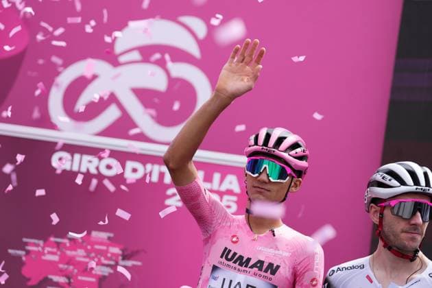 Pink jersey Isaac Del Toro at stage 15 of the Giro d™Italia from Fiume Veneto to Asiago, Italy - Sunday, May 25, 2025. - cycling.  Copyright: xGianmattiaxD alberto Lapressex