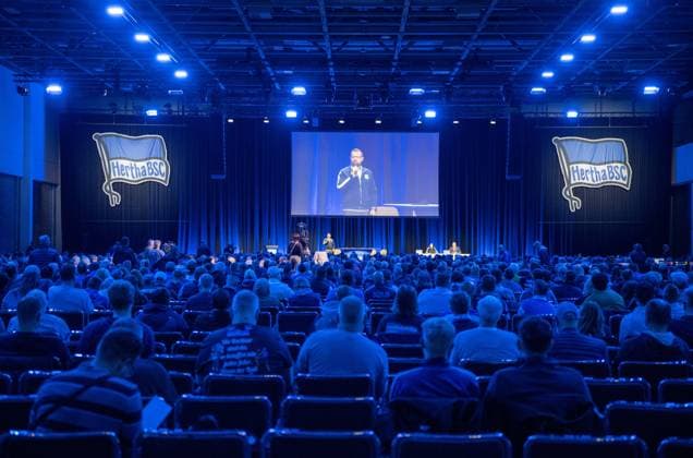 Fußball, Herren, Saison 2024 25, Hertha BSC, Ordentliche Mitgliederversammlung in der Halle 22b der Messe Berlin, Blick in den Saal, auf der Leinwand Prräsident Fabian Drescher (Hertha), 25.05. 2025,