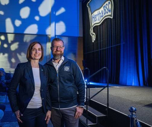 Fußball, Herren, Saison 2024 25, Hertha BSC, Ordentliche Mitgliederversammlung in der Halle 22b der Messe Berlin, v. l. Vizepräsidentin Anne Noske (Hertha BSC), Prräsident Fabian Drescher (Hertha), 25.05. 2025,