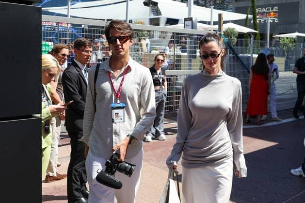 Rebecca Donaldson im Paddock Partnerin von Carlos Sainz jr. (Atlassian Williams Racing), Rennen, Grosser Preis von Monaco, Motorsport, Herren, Formel 1, 25.05.2025 Monte Carlo Monaco MCO