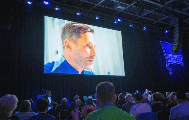 Fußball, Herren, Saison 2024 25, Hertha BSC, Ordentliche Mitgliederversammlung in der Halle 22b der Messe Berlin, Grußwort von Trainer Stefan Leitl (Hertha BSC) auf der Leinwand, 25.05. 2025,