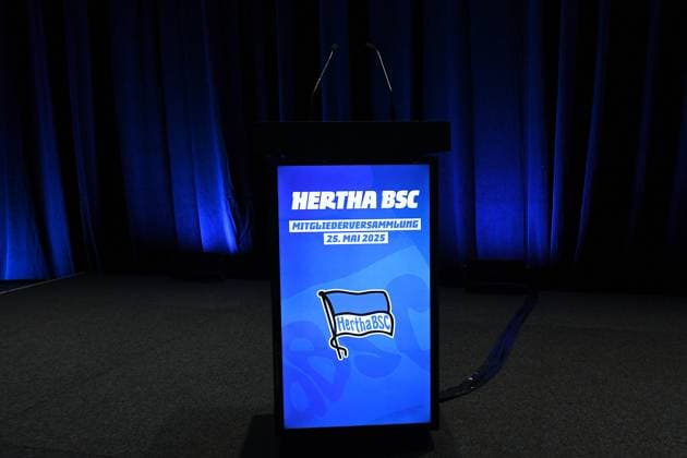 Fußball 2. Bundesliga Mitgliederversammlung des Hertha B.S.C. e. V. am 25.05.2025 in der Messe Berlin in Berlin Symbolfoto: Rednerpult
