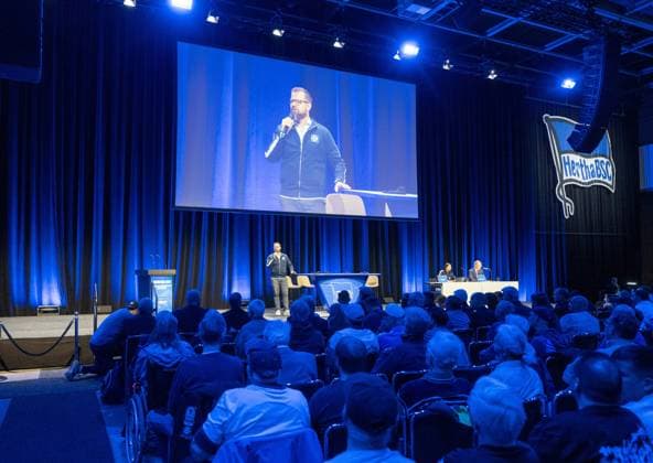 Fußball, Herren, Saison 2024 25, Hertha BSC, Ordentliche Mitgliederversammlung in der Halle 22b der Messe Berlin, Blick in den Saal, auf der Leinwand Präsident Fabian Drescher (Hertha), 25.05. 2025,