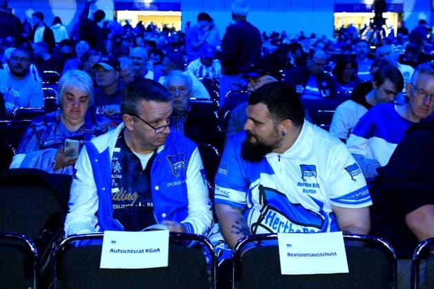 DEU, DFL, 2. FBL, Hertha BSC, Mitgliederversammlung, 25.05.2025, Messe Berlin, Berlin, DEU, DFL, 2. FBL, Hertha BSC, Mitgliederversammlung, im Bild Hertha-BSC Fans DFL - regulations prohibit any use of Photographs as image sequences and or quasi-video