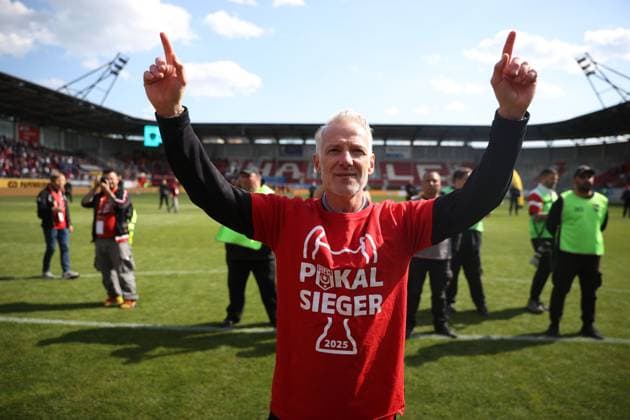 240525 Halle Saale Sachsen Anhalt Leuna Chemie Stadion Fußball Hallescher FC Halle HFC Regionalliga Nordost 4. Liga Männer Saison 2024 2025 Landespokal FSA Finale Pokalfinale 2025 Hallescher FC - 1. FC Lok Stendal 1:0 Jubel Mark Zimmermann Trainer (Hallescher FC)