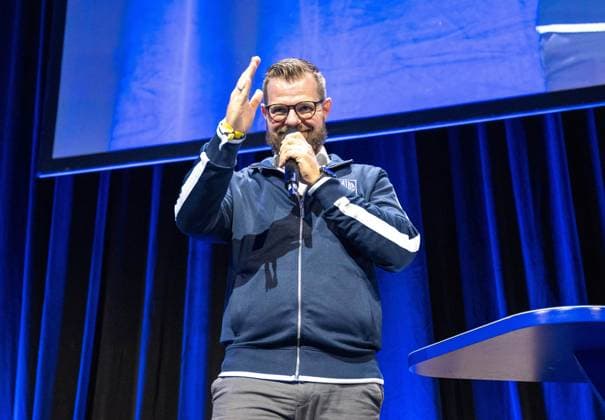 Fußball, Herren, Saison 2024 25, Hertha BSC, Ordentliche Mitgliederversammlung in der Halle 22b der Messe Berlin, Blick in den Saal, auf der Leinwand Präsident Fabian Drescher (Hertha), 25.05. 2025,