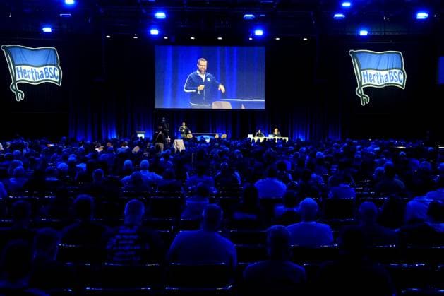 DEU, DFL, 2. FBL, Hertha BSC, Mitgliederversammlung, 25.05.2025, Messe Berlin, Berlin, DEU, DFL, 2. FBL, Hertha BSC, Mitgliederversammlung, im Bild Praesident Fabian Drescher (Hertha BSC Berlin), Mitglieder, Hallenuebersicht DFL - regulations prohibit any use of Photographs as image sequences and or quasi-video