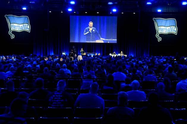 Sport Bilder des Tages DEU, DFL, 2. FBL, Hertha BSC, Mitgliederversammlung, 25.05.2025, Messe Berlin, Berlin, DEU, DFL, 2. FBL, Hertha BSC, Mitgliederversammlung, im Bild Praesident Fabian Drescher (Hertha BSC Berlin), Mitglieder, Hallenuebersicht DFL - regulations prohibit any use of Photographs as image sequences and or quasi-video
