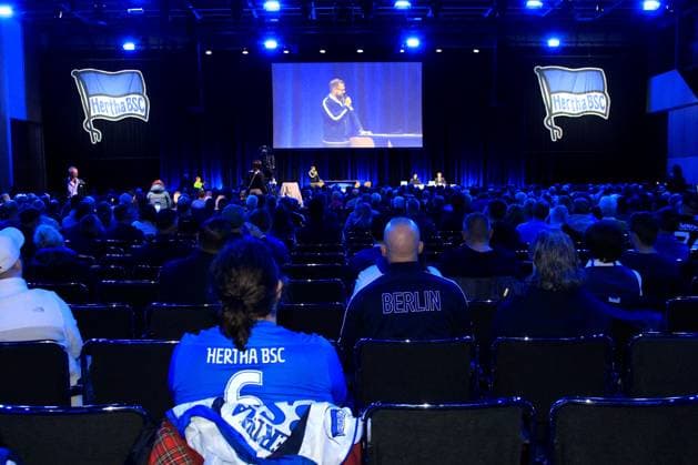 DEU, DFL, 2. FBL, Hertha BSC, Mitgliederversammlung, 25.05.2025, Messe Berlin, Berlin, DEU, DFL, 2. FBL, Hertha BSC, Mitgliederversammlung, im Bild Praesident Fabian Drescher (Hertha BSC Berlin), Mitglieder, Hallenuebersicht DFL - regulations prohibit any use of Photographs as image sequences and or quasi-video