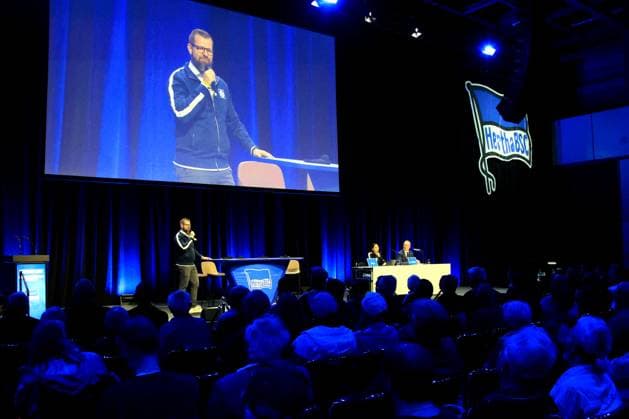 DEU, DFL, 2. FBL, Hertha BSC, Mitgliederversammlung, 25.05.2025, Messe Berlin, Berlin, DEU, DFL, 2. FBL, Hertha BSC, Mitgliederversammlung, im Bild Praesident Fabian Drescher (Hertha BSC Berlin), Mitglieder, Hallenuebersicht DFL - regulations prohibit any use of Photographs as image sequences and or quasi-video