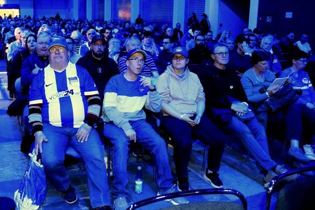 DEU, DFL, 2. FBL, Hertha BSC, Mitgliederversammlung, 25.05.2025, Messe Berlin, Berlin, DEU, DFL, 2. FBL, Hertha BSC, Mitgliederversammlung, im Bild Hertha-BSC Fans DFL - regulations prohibit any use of Photographs as image sequences and or quasi-video