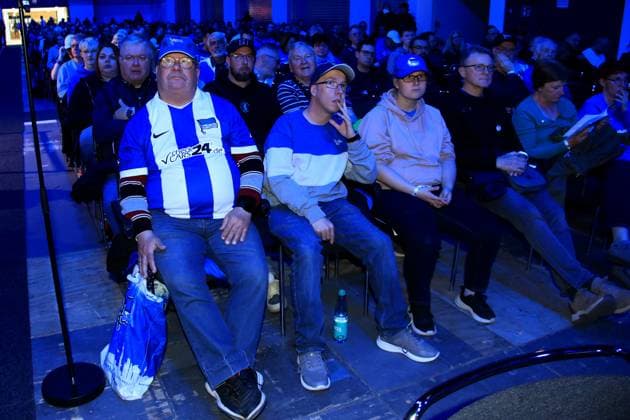 DEU, DFL, 2. FBL, Hertha BSC, Mitgliederversammlung, 25.05.2025, Messe Berlin, Berlin, DEU, DFL, 2. FBL, Hertha BSC, Mitgliederversammlung, im Bild Hertha-BSC Fans DFL - regulations prohibit any use of Photographs as image sequences and or quasi-video