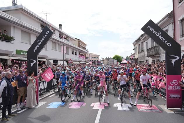 The pack at the stage 15 of the Giro d™Italia from Fiume Veneto to Asiago, Italy - Sunday, May 25, 2025. - cycling.  Copyright: xGianmattiaxD alberto Lapressex