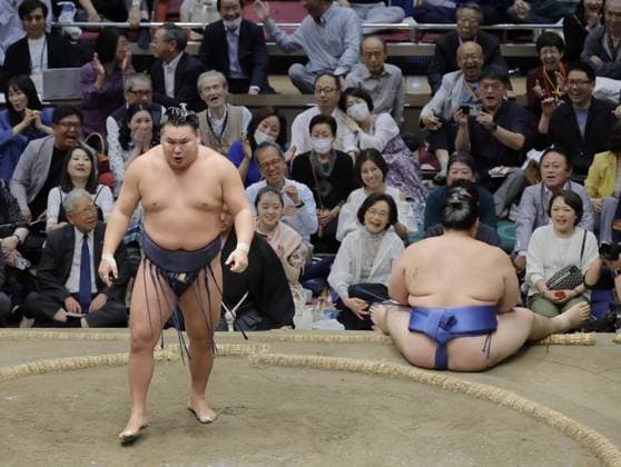 Sport Themen der Woche KW21 Sport Bilder des Tages Summer Grand Sumo Tournament Ozeki Onosato (back) is beaten by yokozuna Hoshoryu on the final day of the Summer Grand Sumo Tournament at Tokyo s Ryogoku Kokugikan arena on May 25, 2025, finishing the 15-day tourney with a 14-1 record for the fourth Emperor s Cup.  A14AA0004596636P